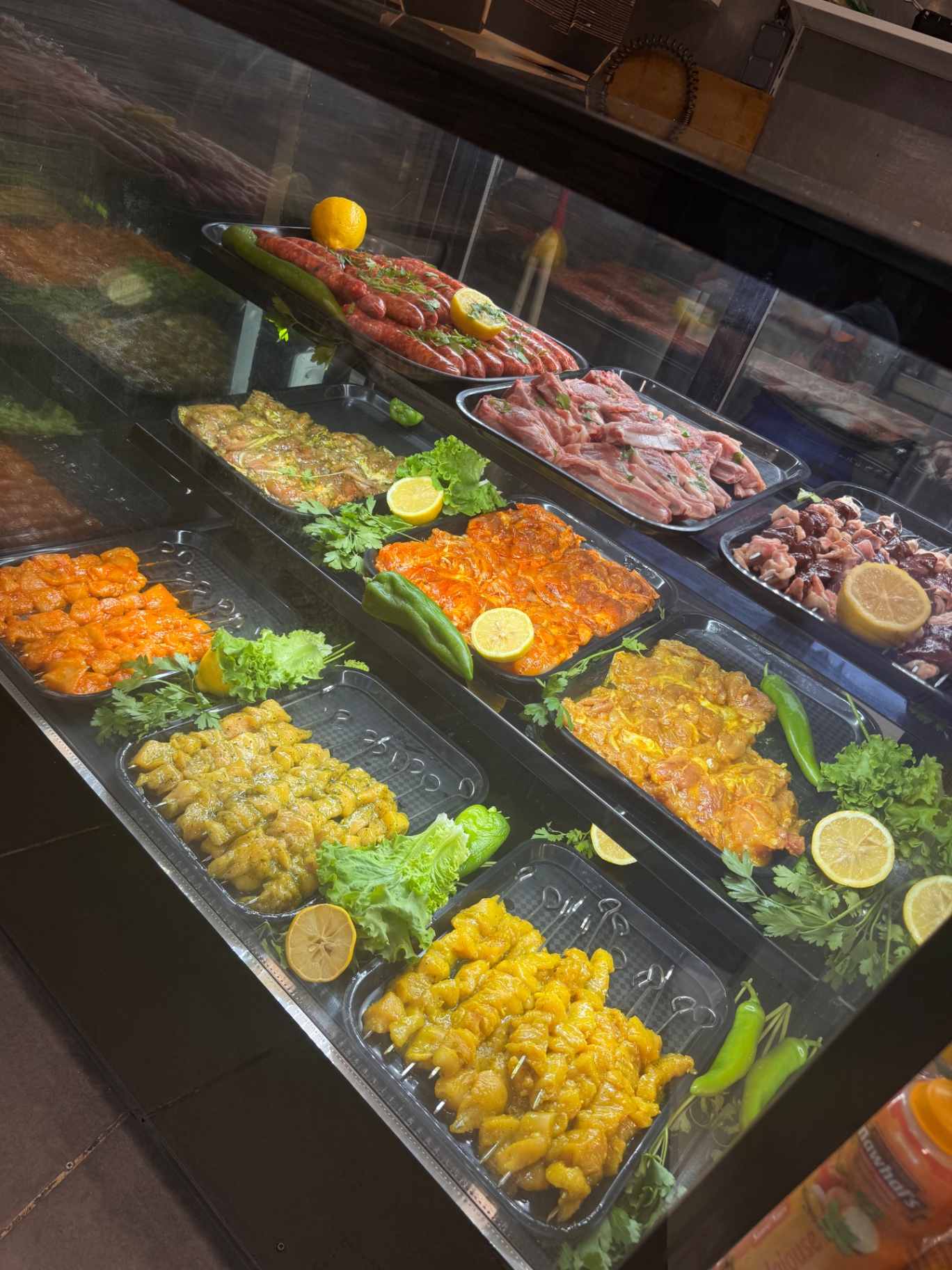 Vitrine de viandes marinées et brochettes