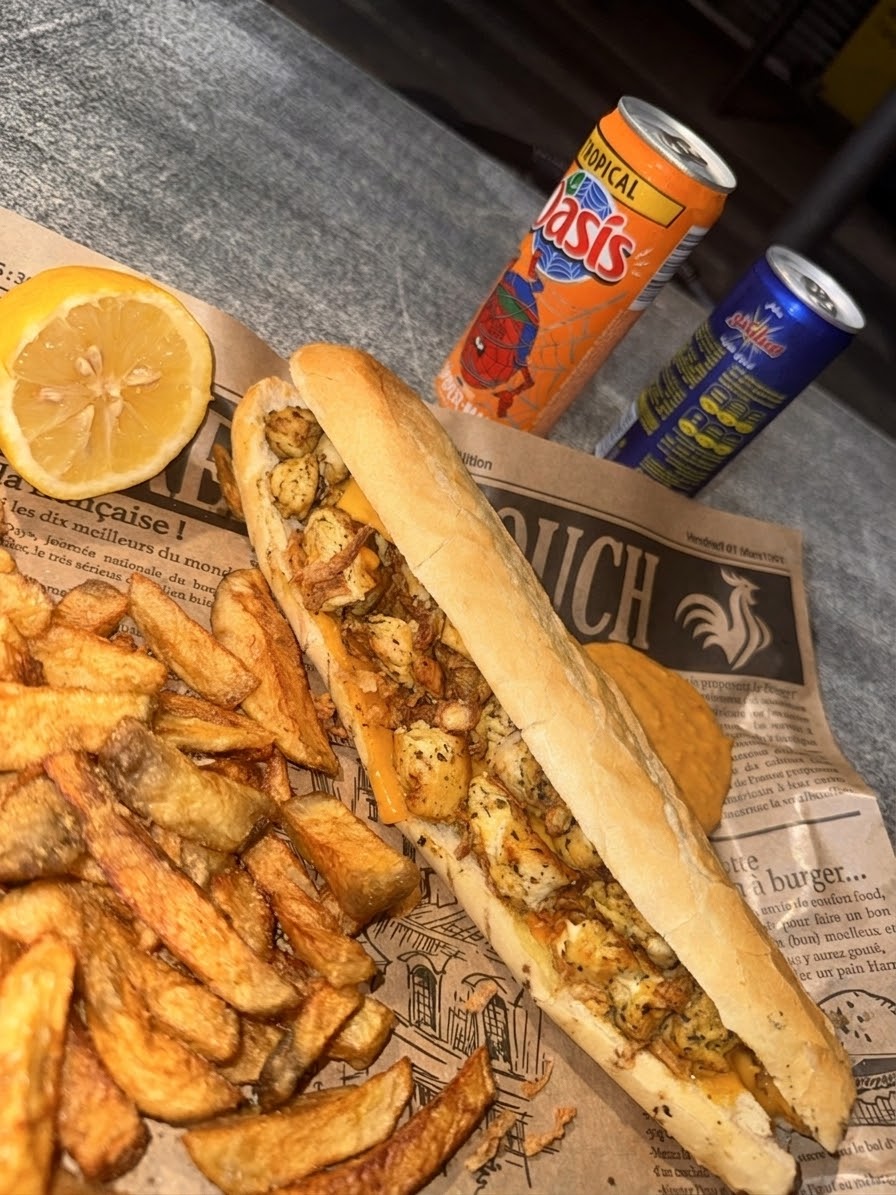 Sandwich poulet grillé avec frites maison