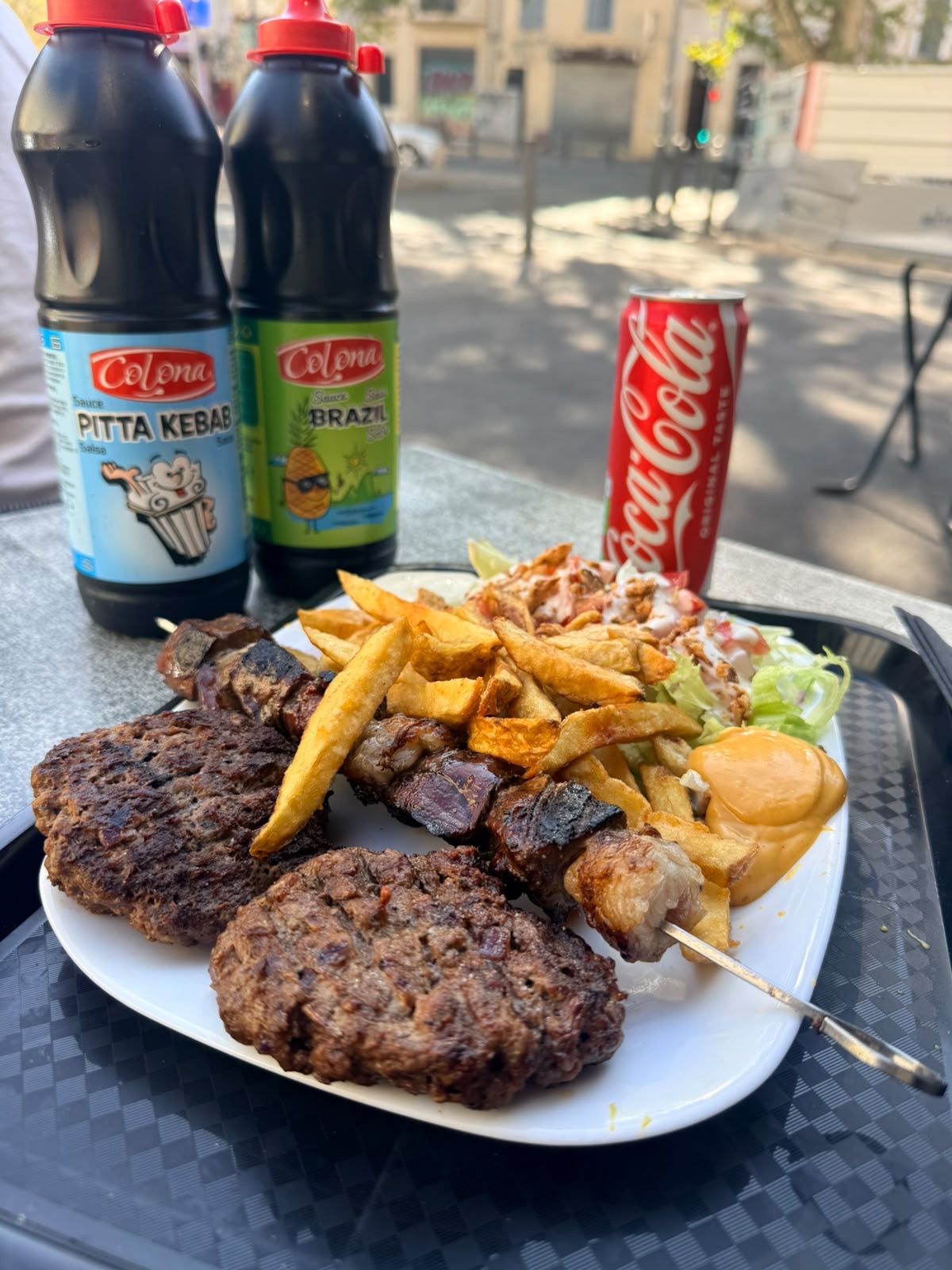 Assiette 3 viandes : steaks hachés maison, brochette de bœuf, frites maison et salade avec sauces