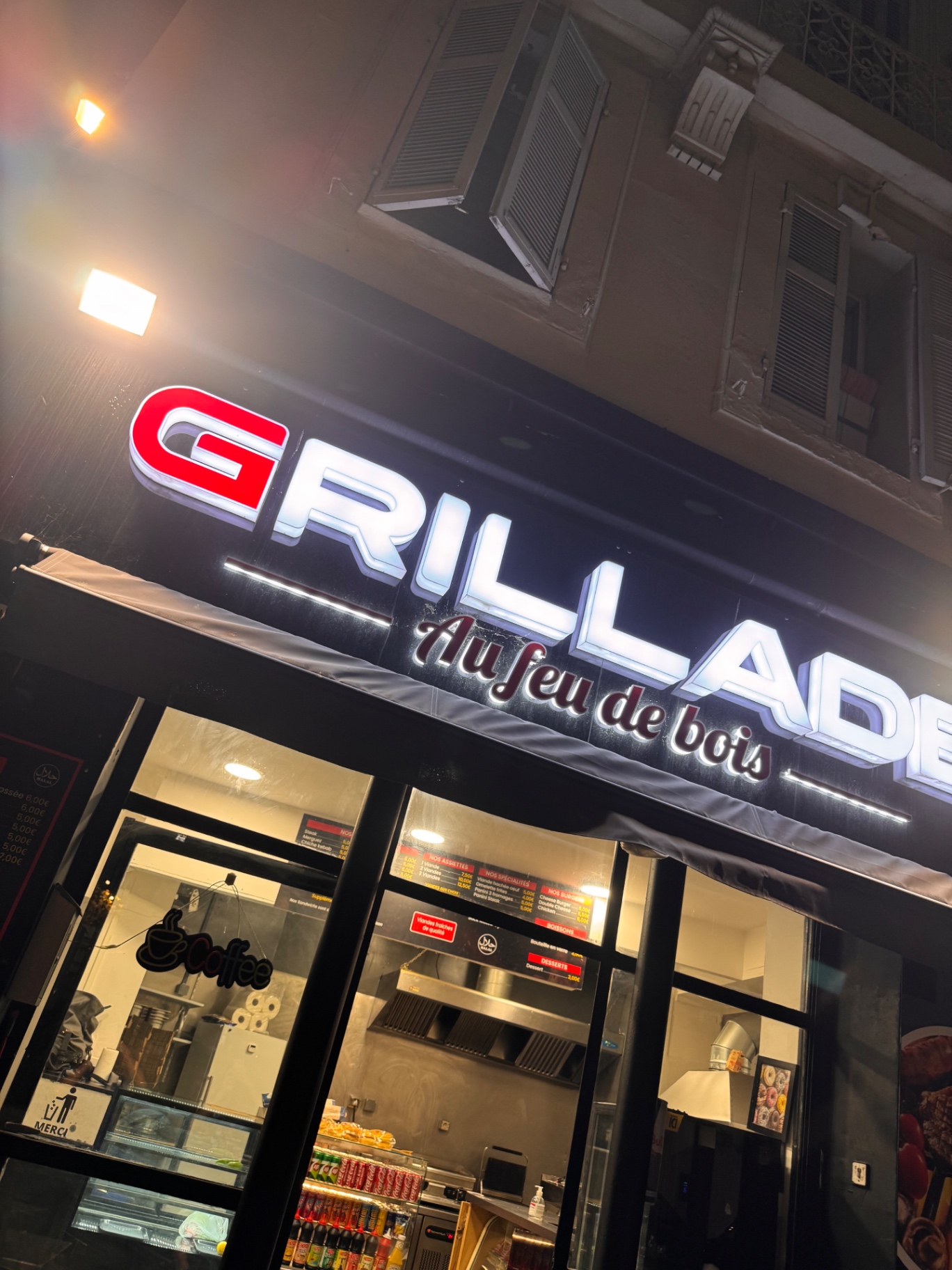 Devanture du restaurant Bab La Grillade au feu de bois, 1 rue Hoche à Marseille 13003, de nuit