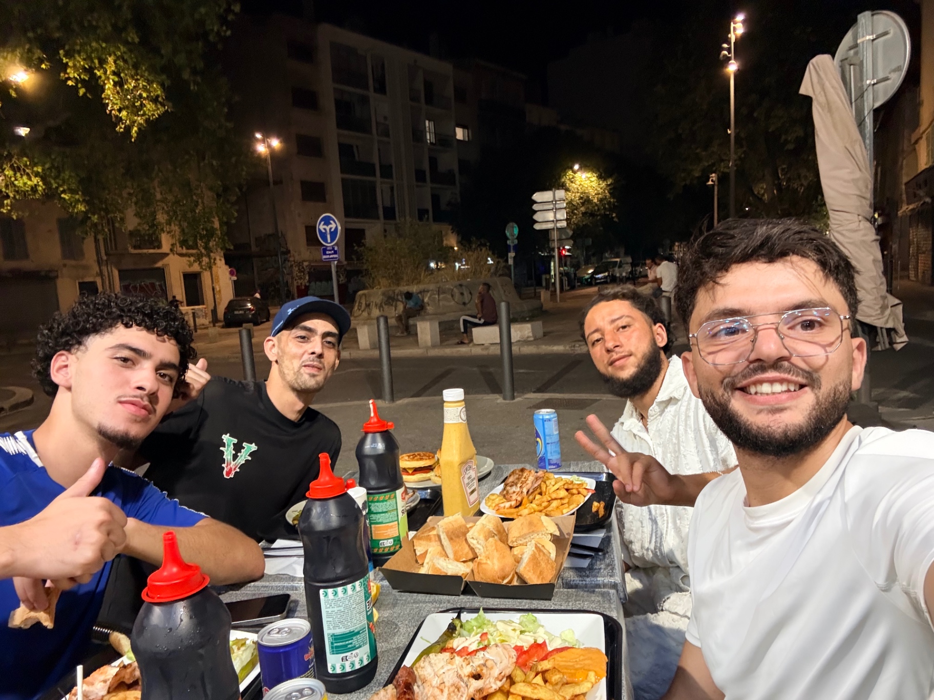 Clients satisfaits attablés devant le restaurant