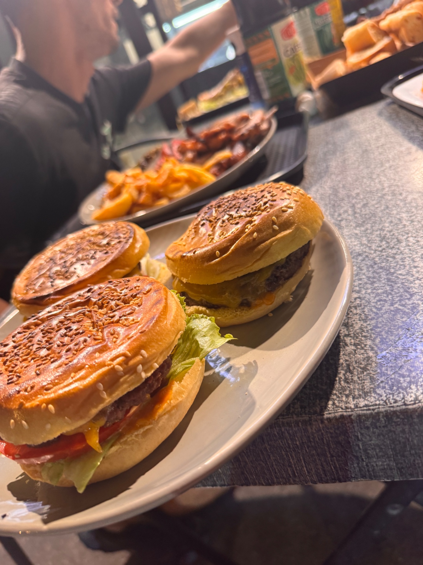 Trois burgers maison au sesame
