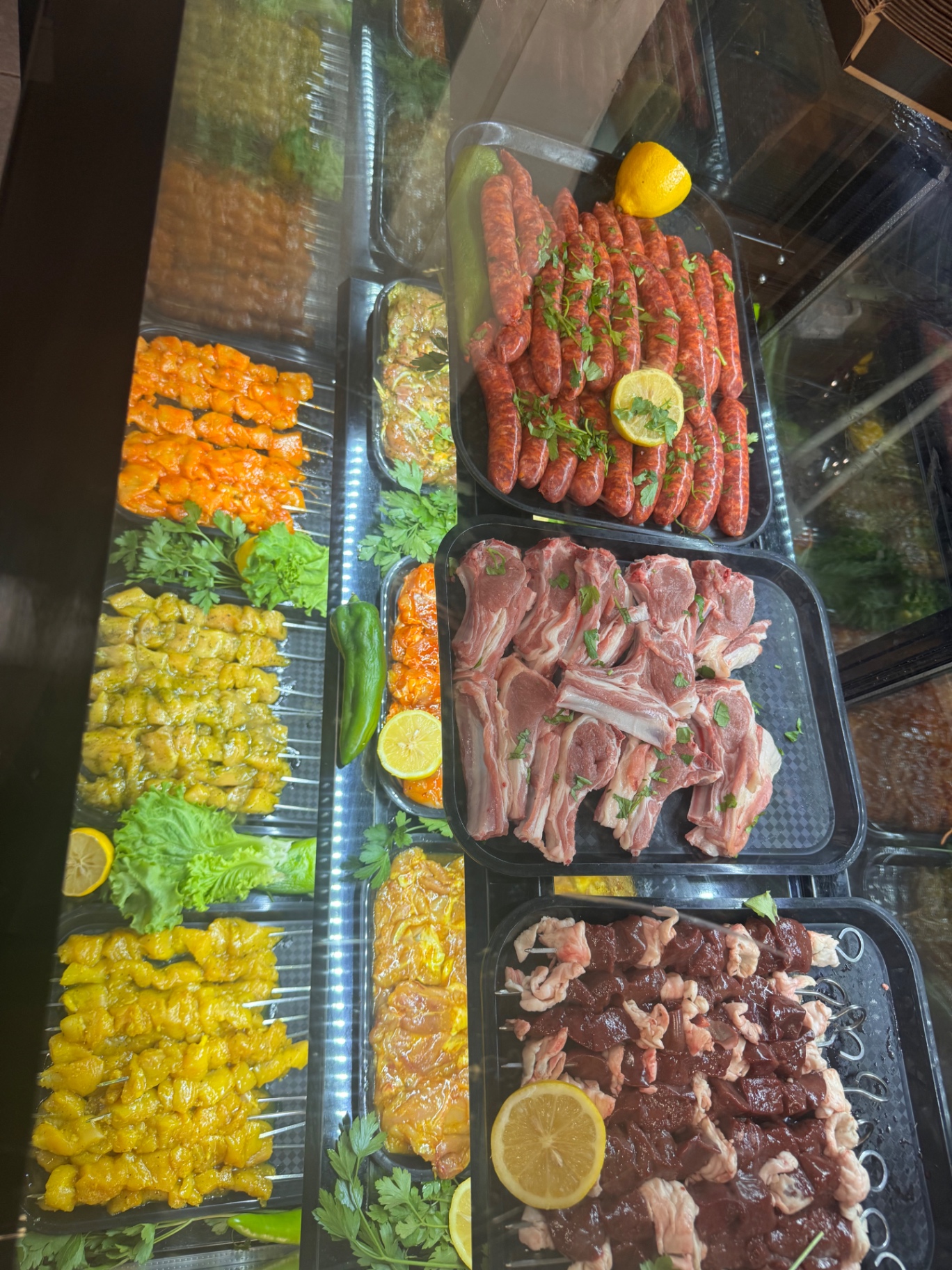 Merguez, brochettes et côtelettes fraîches