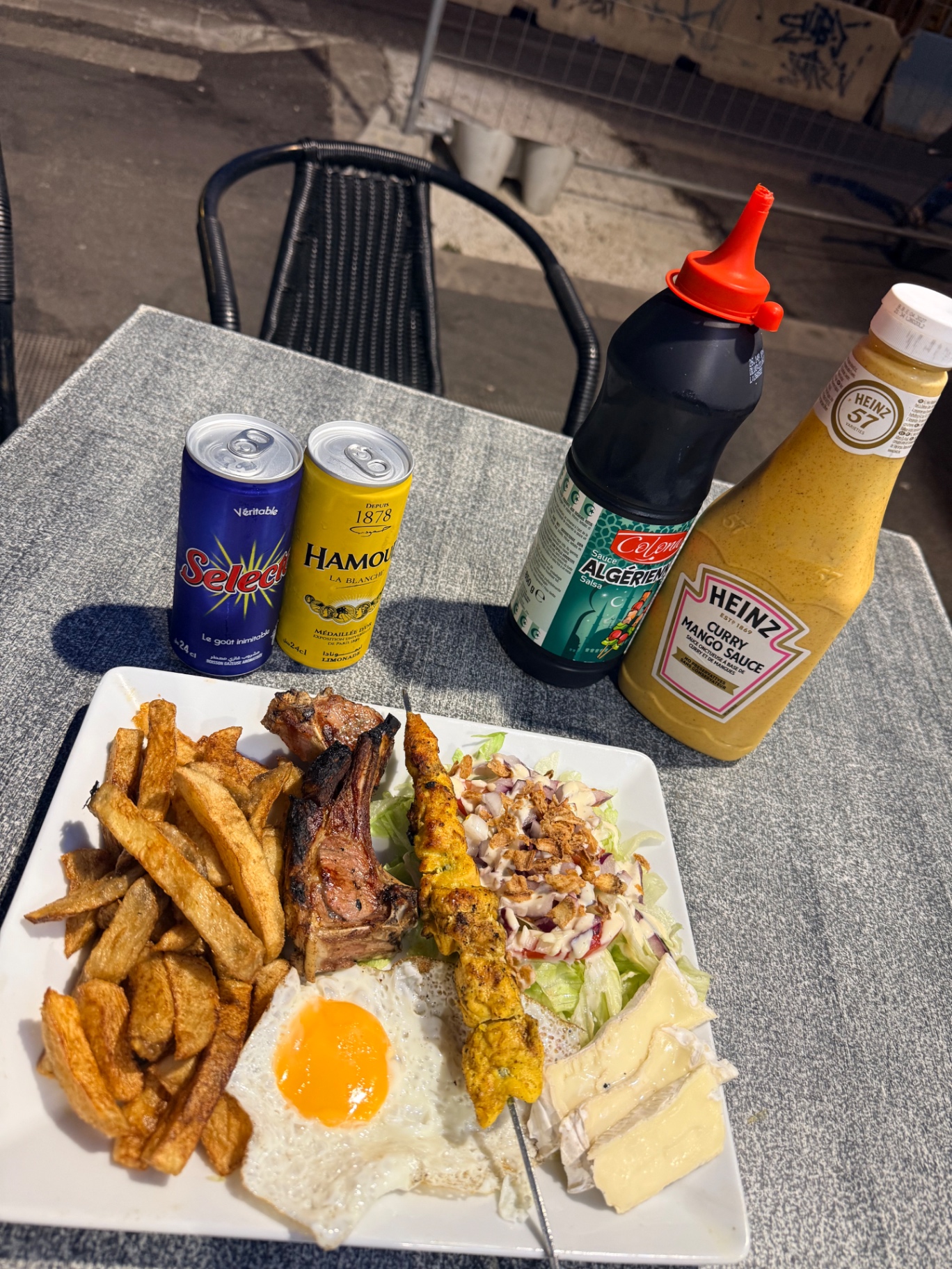 Assiette grillade avec côtelette d'agneau, brochette de poulet, frites et salade
